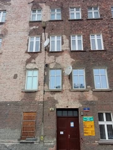 Elewacja budynku przy ul. Ptasiej 30 przed remontem